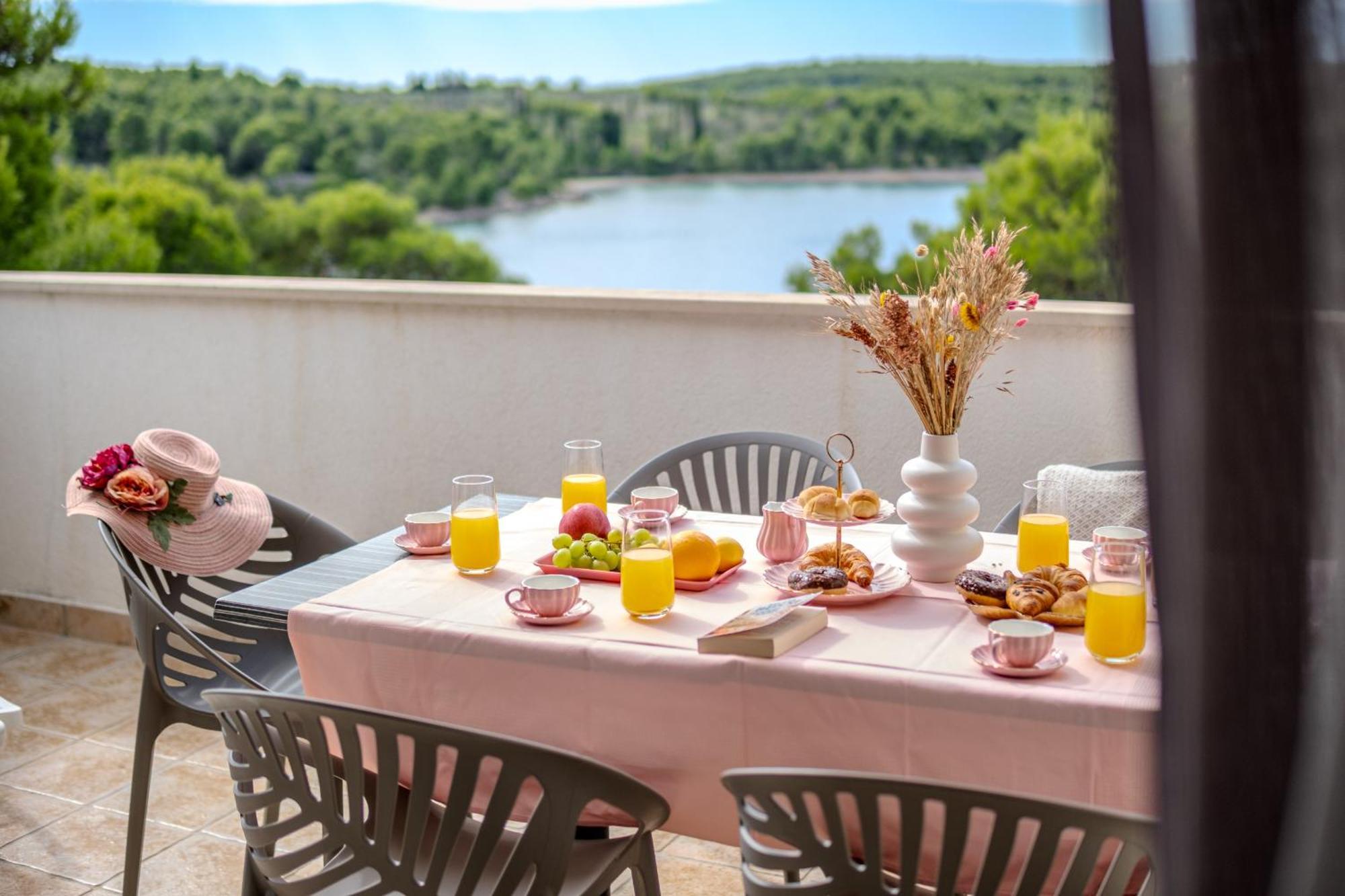 Apartment Milna - With Swimming Pool & Amazing Seaviews, Above Bijaka Beach Exterior photo